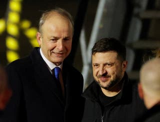 Irski Taoiseach Micheal Martin stoji s ukrajinskim predsjednikom Volodimirom Zelenskim dok stiže u irski državni posjet u zračnu luku Dublin